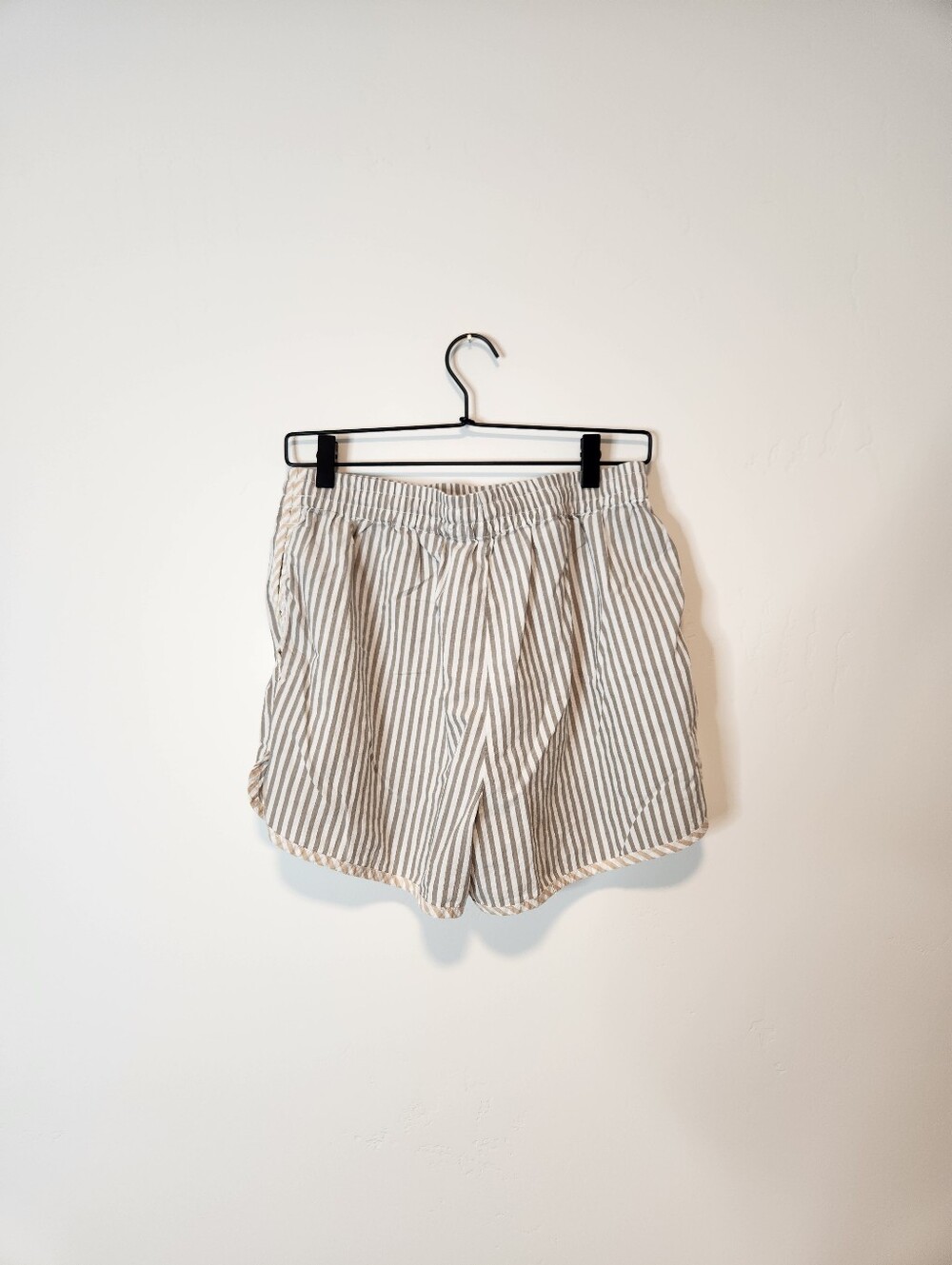Madewell Crinkle Cotton Dolphin Hem Shorts Size Small - Picture 4 of 9
